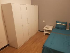 1 dormitorio pequeño con 1 cama y armario en Apprt'Nadia, en Aviñón