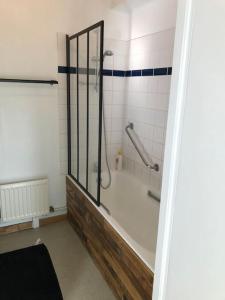Ένα μπάνιο στο Appartement RDC quartier calme