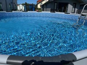 Πισίνα στο ή κοντά στο Domki Letniskowe Korsarz