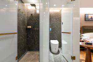 een badkamer met douche en toilet bij Nostalgia S Hotel Beijing Guomao CBD in Beijing