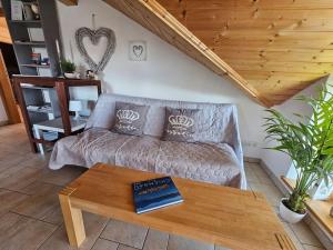 a living room with a couch and a coffee table at ThronVomChiemgau in Übersee