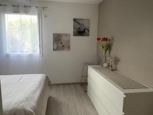 Postel nebo postele na pokoji v ubytování Chez Eugénie, au calme, proche du lac