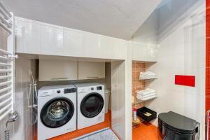 y baño pequeño con lavadora y secadora. en Ad Maiora with Shared Pool, en Rabac
