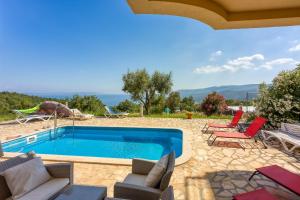 una piscina con tumbonas y una piscina en Ad Maiora with Shared Pool, en Rabac