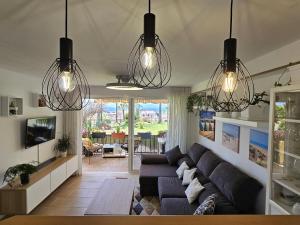 ein Wohnzimmer mit einer Couch und zwei Kronleuchtern in der Unterkunft Miraverde Heated Pool in Adeje