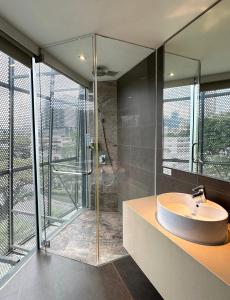 Koupelna v ubytování D'Hotel Singapore managed by The Ascott Limited