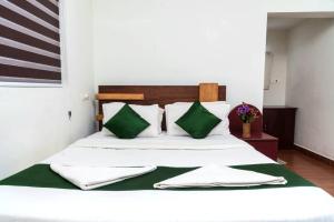 Postel nebo postele na pokoji v ubytování aditi resort