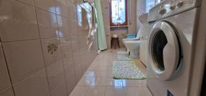 un bagno con lavatrice e WC di Casa Del Nonnino a Fossacesia