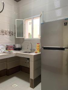 Una cocina o cocineta en Salma building - السعاده