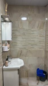 Un baño blanco con lavabo y espejo. en Magnetiti, en Ureki 15 fotos más