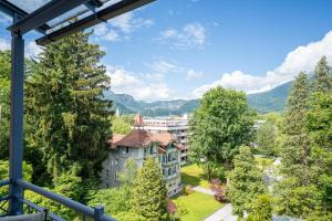 バートライヘンハルにあるFerienwohnungen Tivoliの木々や山々のある建物のバルコニーからの眺め