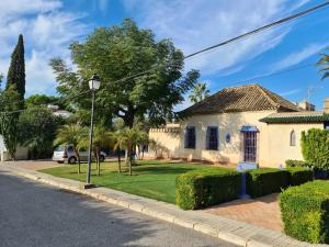 Imagen de la galería de Andalusian Guesthouse Java with privat Pool, en Mairena del Aljarafe