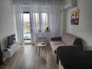 TV a/nebo společenská místnost v ubytování Azur