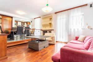 een woonkamer met een bank en een tafel bij Beautiful luxury house w sea view & outside space in Split