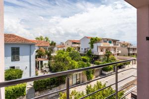 een uitzicht op een stad vanaf een balkon bij Beautiful luxury house w sea view & outside space in Split