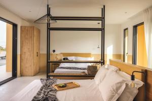 Postel nebo postele na pokoji v ubytování Marea Luxury Suites + 26 fotografií