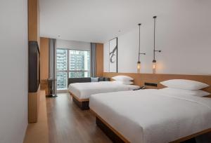 Postel nebo postele na pokoji v ubytování Fairfield by Marriott Shenzhen Bao'an