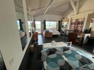 TV a/nebo společenská místnost v ubytování Loft des Milans, petit nid douillet perché sur la campagne