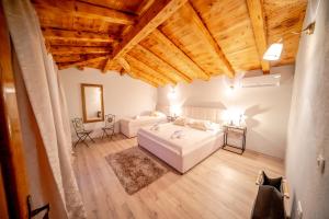 モスタルにあるVilla Ivanaのベッドとソファ付きの広い客室です。 +44枚の写真