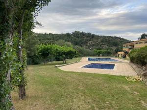 an image of a yard with a swimming pool at Casa Estela Agullana in Agullana