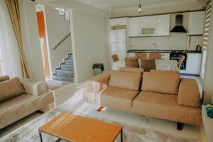 a living room with a couch and a kitchen at Lakepark resort in Sapanca