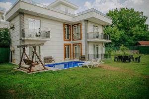 a house with a pool in the yard at Lakepark resort in Sapanca