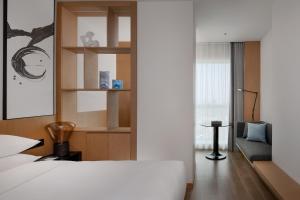 Postel nebo postele na pokoji v ubytování Fairfield by Marriott Shenzhen Bao'an