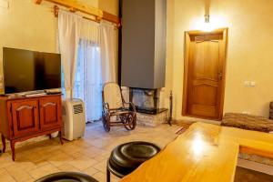 モスタルにあるVilla Ivanaのリビングルーム(薄型テレビ、テーブル付)