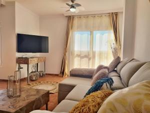 コスタ・カルマにあるCasa Olympia - Luxury seaside view House with Pool and Terraceのソファとテレビのあるリビングルーム