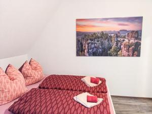 Postel nebo postele na pokoji v ubytování B6 - Urlaubsmagie - Inmitten der Sächsischen Schweiz mit Balkon mit Ausblick auf die Sandsteine