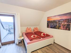 Postel nebo postele na pokoji v ubytování B6 - Urlaubsmagie - Inmitten der Sächsischen Schweiz mit Balkon mit Ausblick auf die Sandsteine