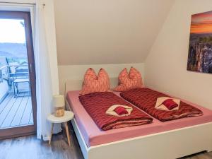 Postel nebo postele na pokoji v ubytování B6 - Urlaubsmagie - Inmitten der Sächsischen Schweiz mit Balkon mit Ausblick auf die Sandsteine