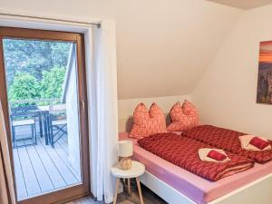 Postel nebo postele na pokoji v ubytování B6 - Urlaubsmagie - Inmitten der Sächsischen Schweiz mit Balkon mit Ausblick auf die Sandsteine