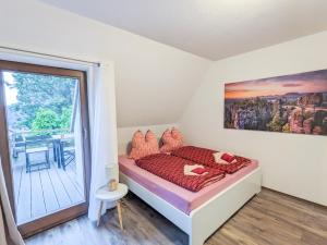 Postel nebo postele na pokoji v ubytování B6 - Urlaubsmagie - Inmitten der Sächsischen Schweiz mit Balkon mit Ausblick auf die Sandsteine