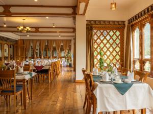 Ein Restaurant oder anderes Speiselokal in der Unterkunft Tiger's Nest Resort - Best Resort In Paro 