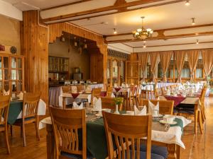 Ein Restaurant oder anderes Speiselokal in der Unterkunft Tiger's Nest Resort - Best Resort In Paro 