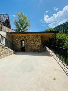 El edificio en el que está el chalet de montaña