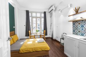 Giường trong phòng chung tại Sisan Homestay 45 Kim Mã Thượng 1 phòng ngủ +6 ảnh