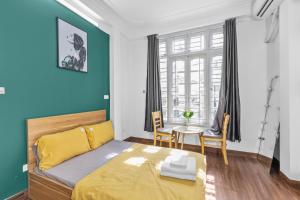 Giường trong phòng chung tại Sisan Homestay 45 Kim Mã Thượng 1 phòng ngủ