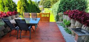 a patio with a table and chairs on a wooden deck at Fewo Traum in Neppermin