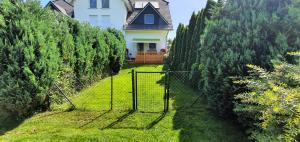 a house with a gate in front of a yard at Fewo Traum in Neppermin