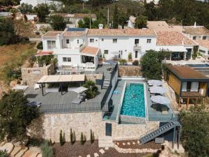 an aerial view of a house with a swimming pool at Casa Kalu in São Brás de Alportel