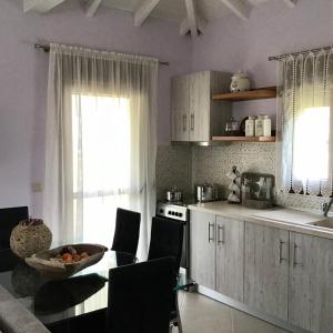 Kuchyň nebo kuchyňský kout v ubytování Daphnes Houses