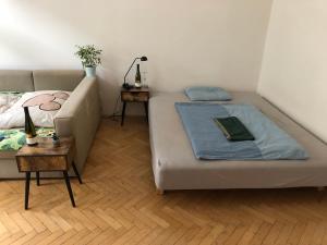 Postel nebo postele na pokoji v ubytování Bedroom in the heart of the centre of the Prague