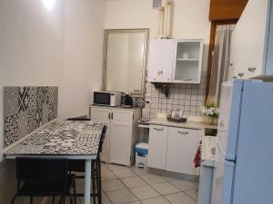 - une cuisine avec des appareils électroménagers blancs et un comptoir dans l'établissement Fabiana, à Bologne
