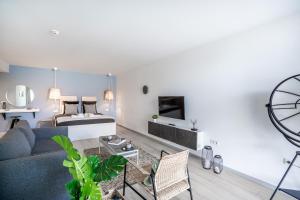 TV a/nebo společenská místnost v ubytování Payava Hotel by True Blue
