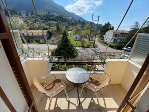 Un balcón con mesa y sillas y una vista en Ameli Studio ,Balcony with Mountain View, Kitchenette, 1km to Beach by likeyourhome, en Corfu