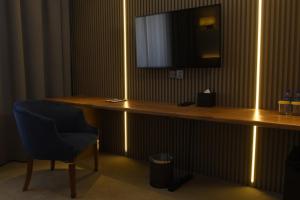 Ulaanbaatar Hotel的电视和/或娱乐中心
