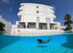 Bazén v ubytování Bianco Riccio Suite Hotel nebo v jeho okolí