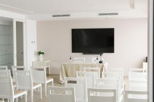 TV a/nebo společenská místnost v ubytování Bianco Riccio Suite Hotel